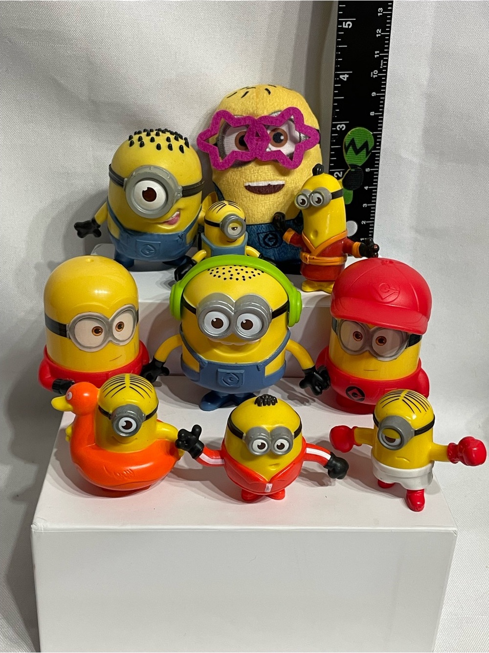 Lot of 10 Minions Action Figures Toys Tiny Plush